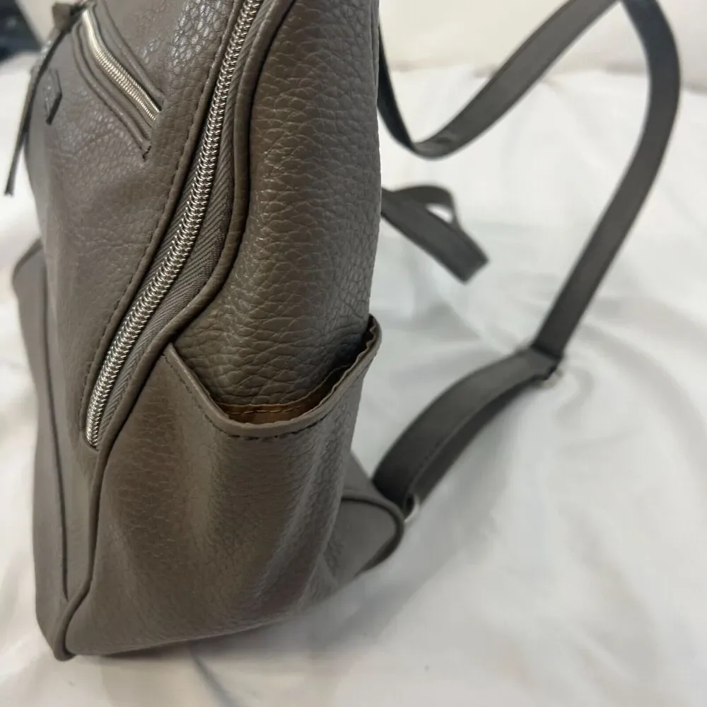 Relic Fossil Gray Pebbled Backpack Adjustable Straps Multiple Pockets‎ & Zipper